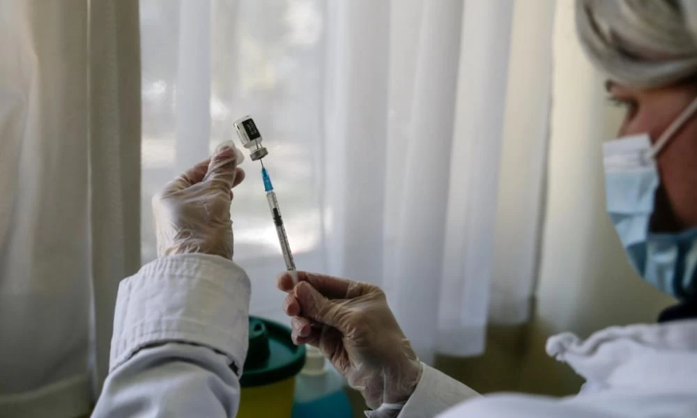 Εμβόλιο – Άνοιξε η πλατφόρμα για την τρίτη δόση – Ποιοι πρέπει να το κάνουν, πώς θα κλείσουν ραντεβού